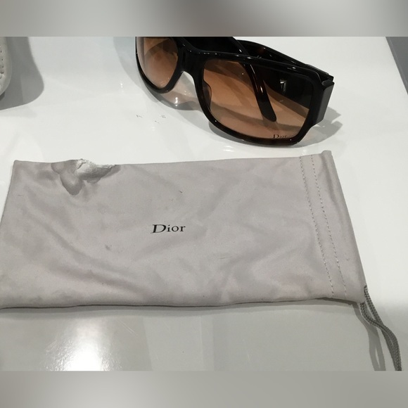 DIOR TORTOISE SUNGLASSES W/ CLASSIC D BUCKLE ON SIDE. WITH CASE. - Picture 4 of 13